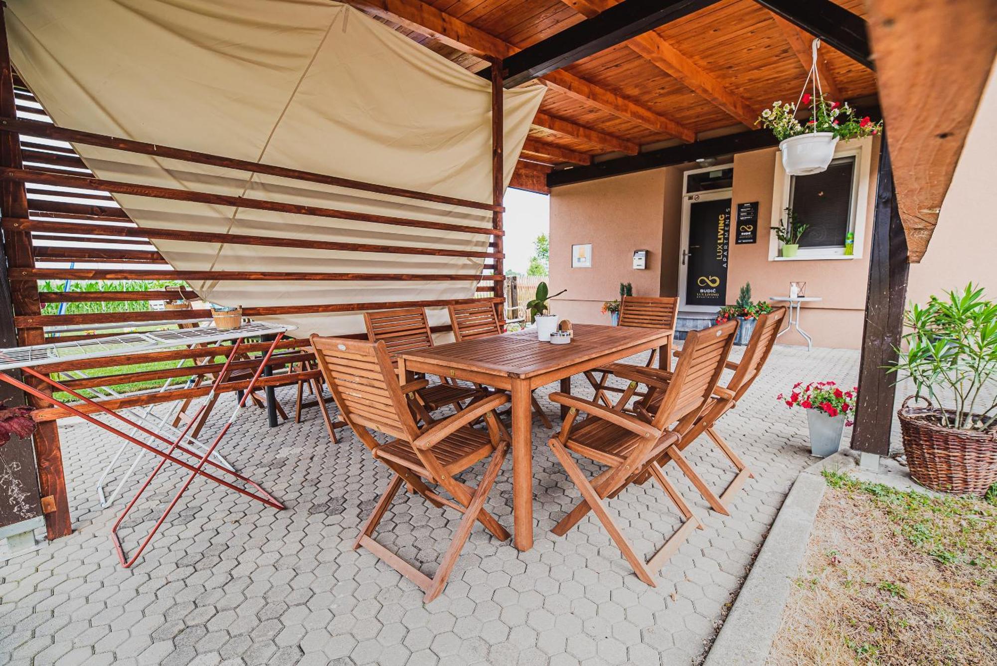 Lux Living Apartments Budic Near Terme Catez Brezice Ruang foto